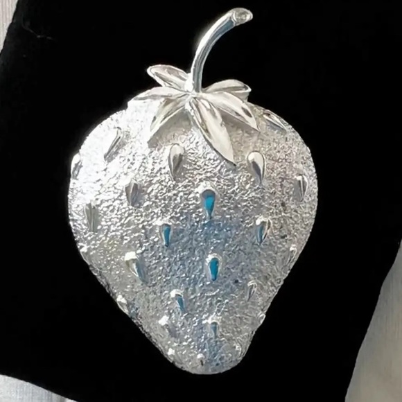 VINTAGE SARAH COVENTRY LARGE STRAWBERRY BROOCH IN SILVER TONE 1968 - Picture 3 of 8